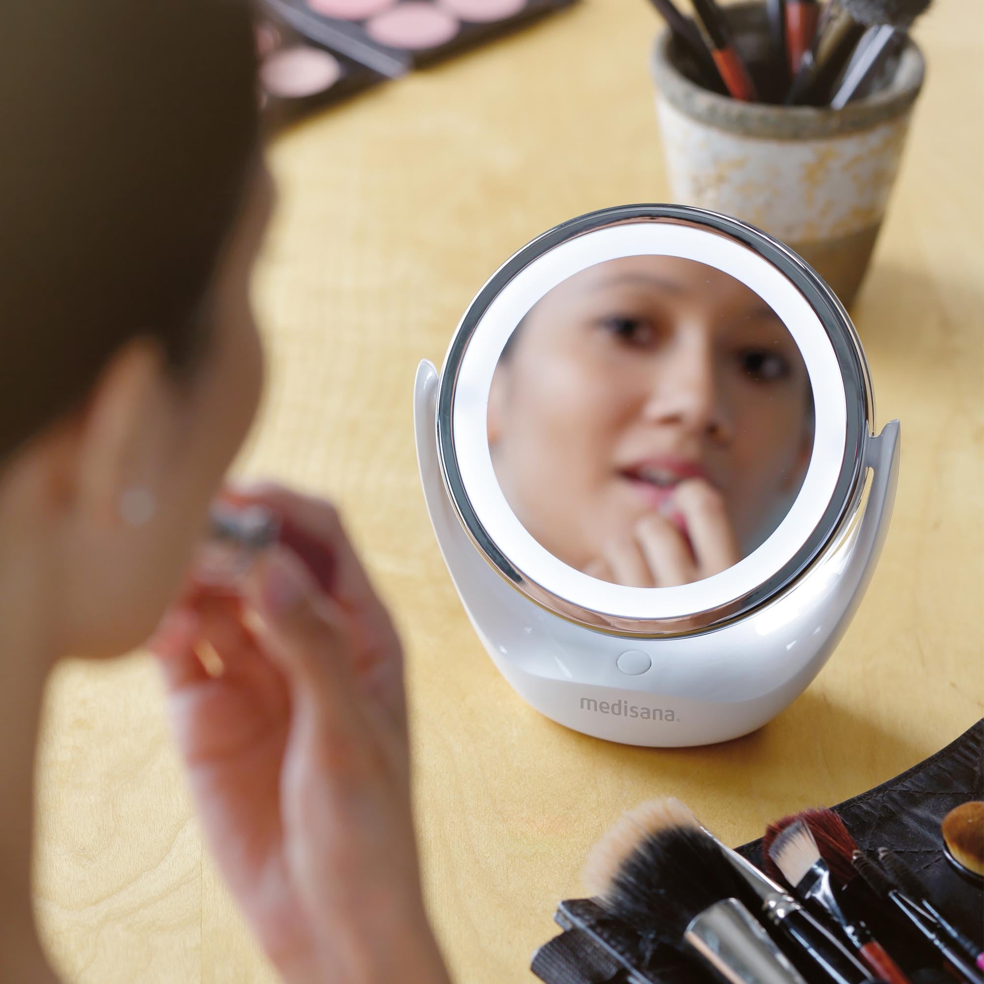 medisana-cm-835-specchio-cosmetico-led-2in1-specchio-per-trucco-con-ingrandiment image 3